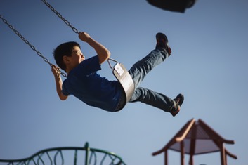 Enfant se balançant sur une balançoire