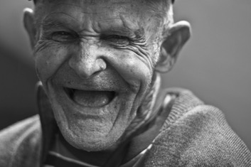 Homme âgé au large sourire